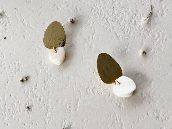 Gouden driehoekige oorbellen men 2 resin hartjes wit