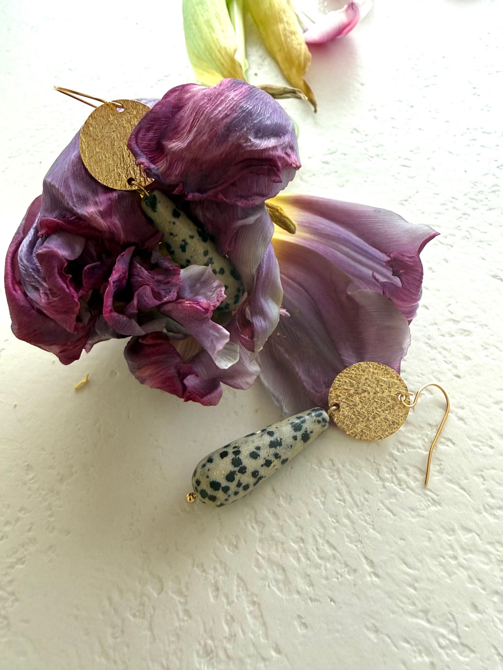 Gouden lange oorbellen 18k met beige met zwarte stippen natuursteen