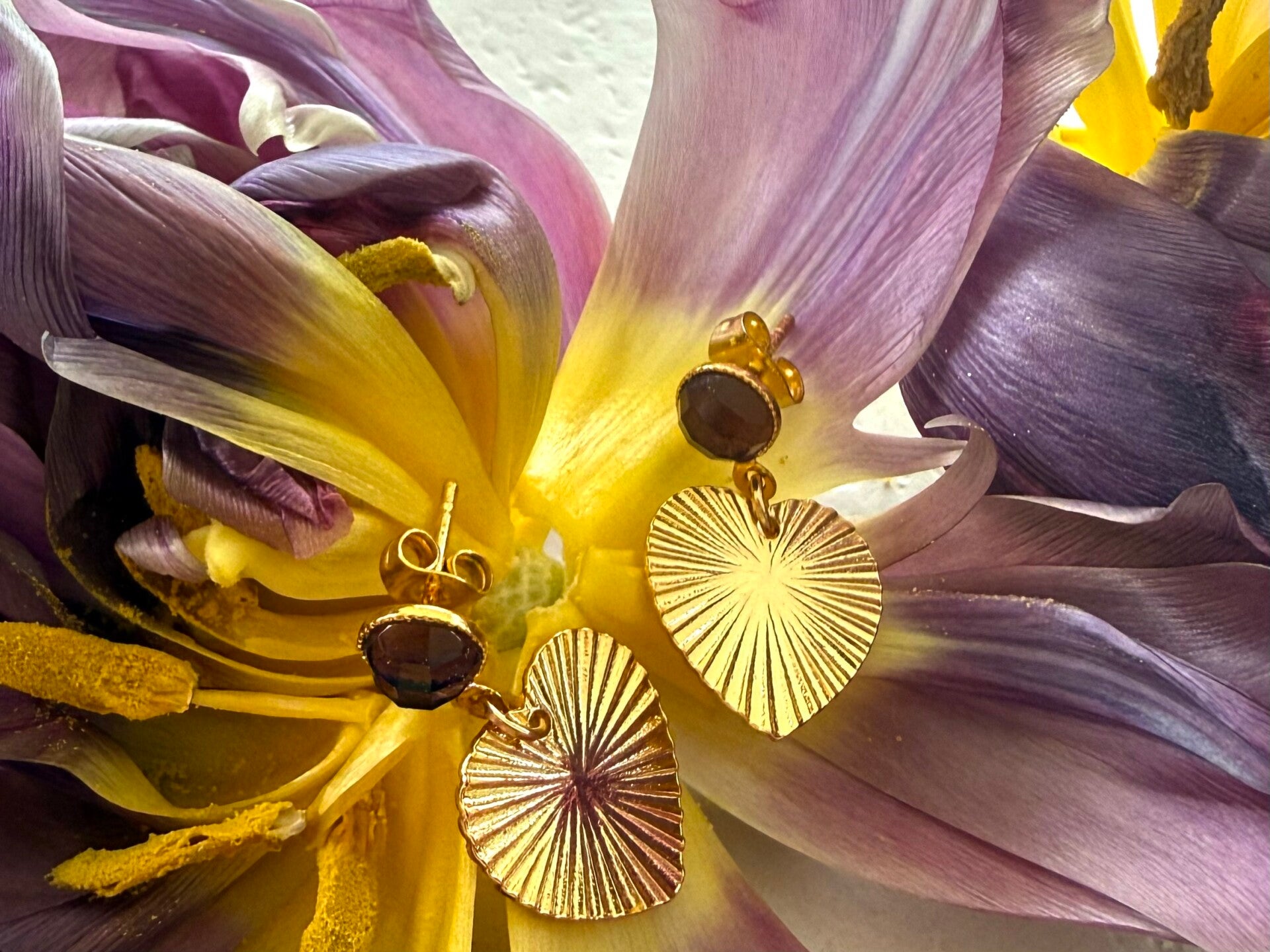 Gouden oorbellen ronde knopjes paarse natuursteen, 18K gouden hart