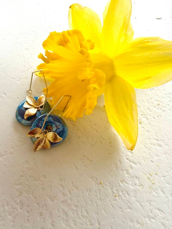 Gouden 6 hoekige  oorbellen met natuursteen donker turquoise ronde met bloemblaadjes