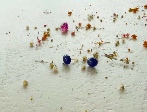 Gouden ronde knopjes 18K met natuursteen donkerblauw