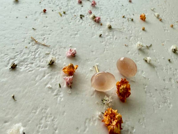 Gouden ronde knopjes 18K met lichtroze natuursteen