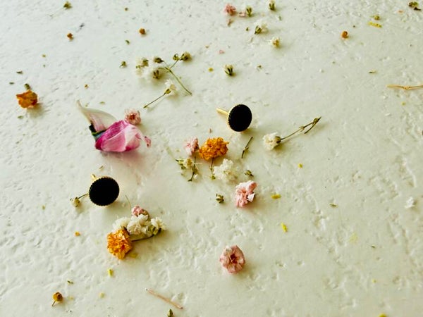 Gouden ronde knopjes 18K met donkerblauwe natuursteen