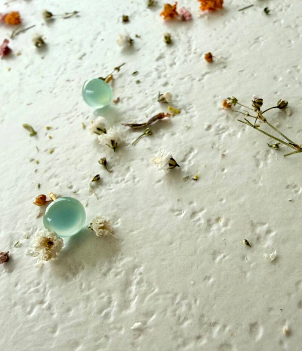 Gouden knopje 18k met natuursteen kleur turquoise