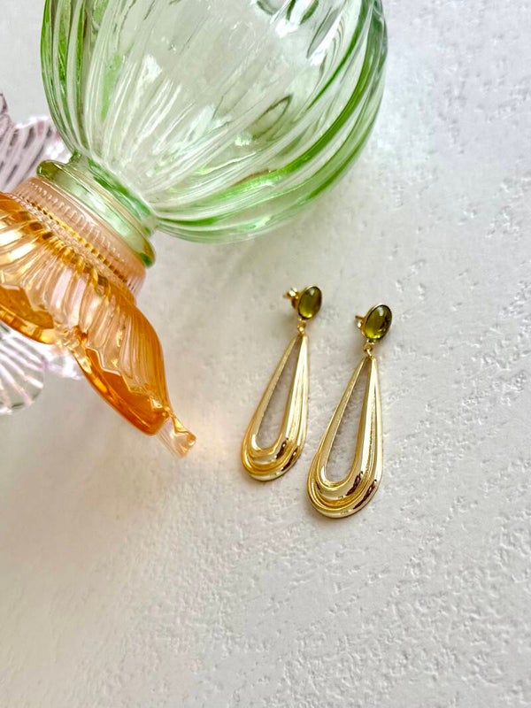 Gouden lange druppel met licht groene glas parel