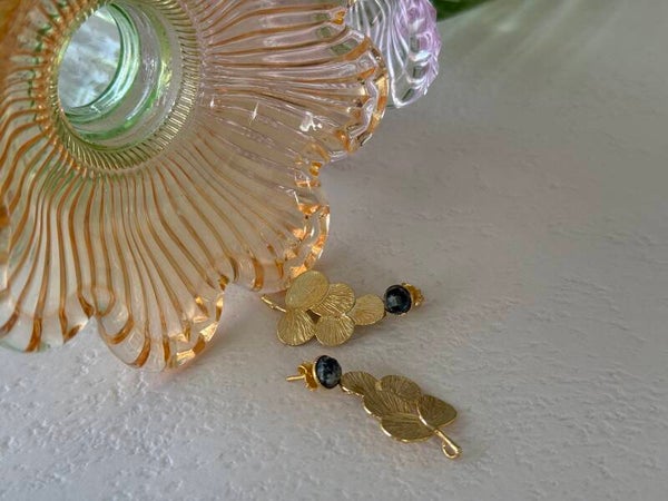 Gouden oorbellen in druiventros met groene natuursteen