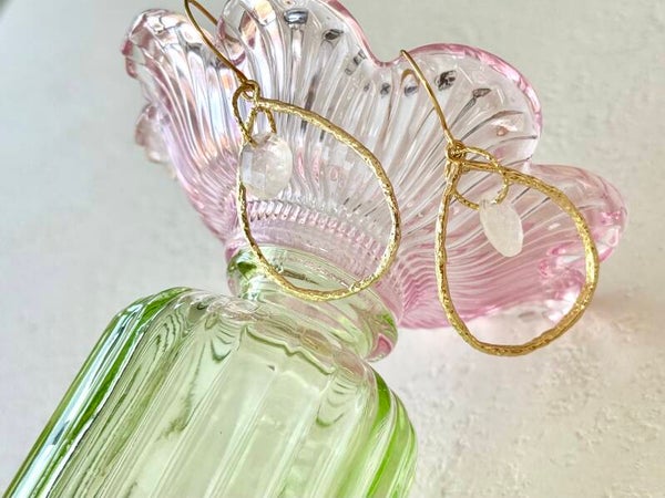 Gouden druppel hanger met natuursteen wit