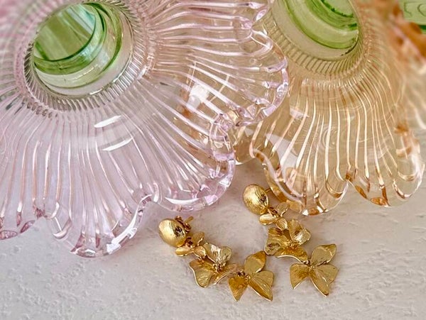 Gouden ronde knopjes met gouden bloem hangers