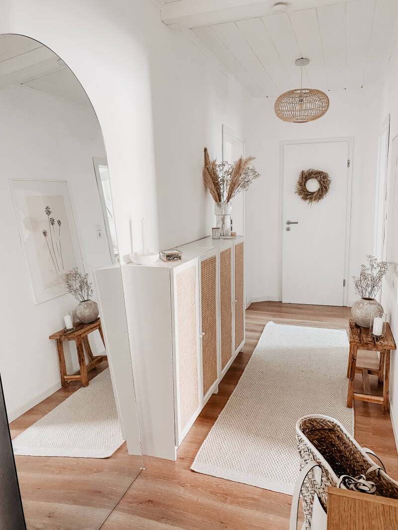 langer Flur mit mediterraner Einrichtung