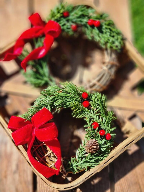 Traditioneller Weihnachts Kranz aus Weide Zweigen.