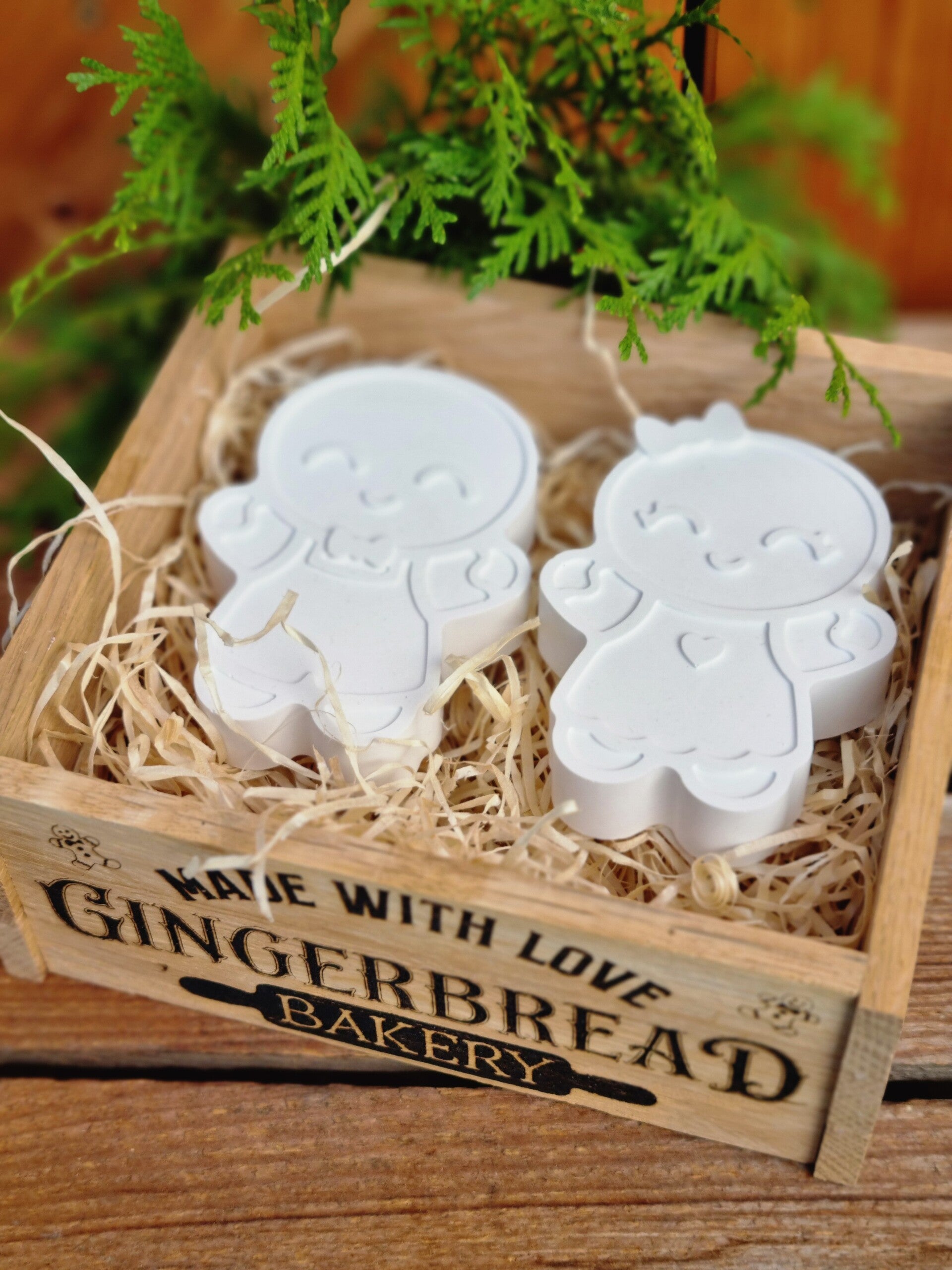 Weihnachts Dekoration, Lebkuchenmännchen Paar, Rustikale Holzkiste.