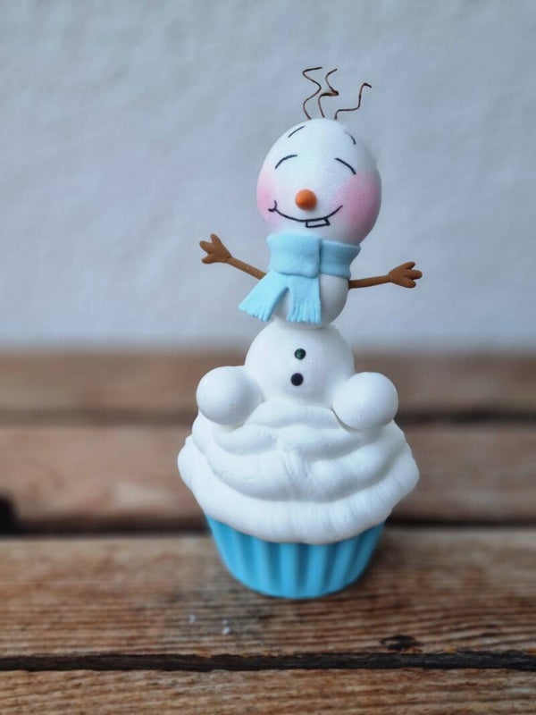 Handmodellierter Schneemann auf Deko-Cupcake (Unikat in Originalgröße