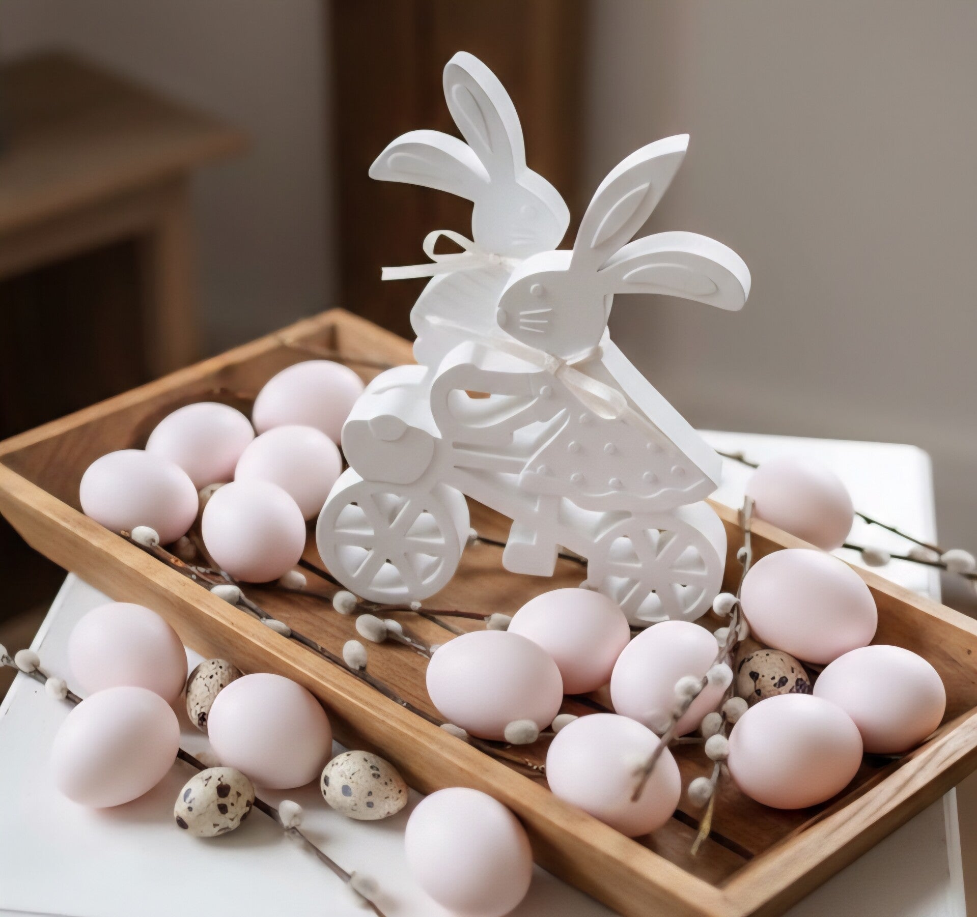 Osterhase auf dem Fahrrad.