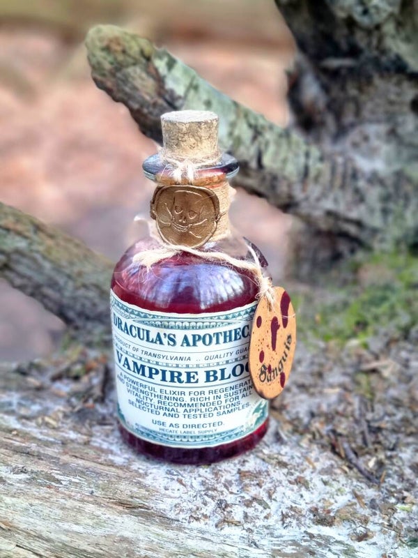 Vampire, Apothecary" – Mystisches Vampirblut Elixier in Vintage Apothekerflasche (350ml)