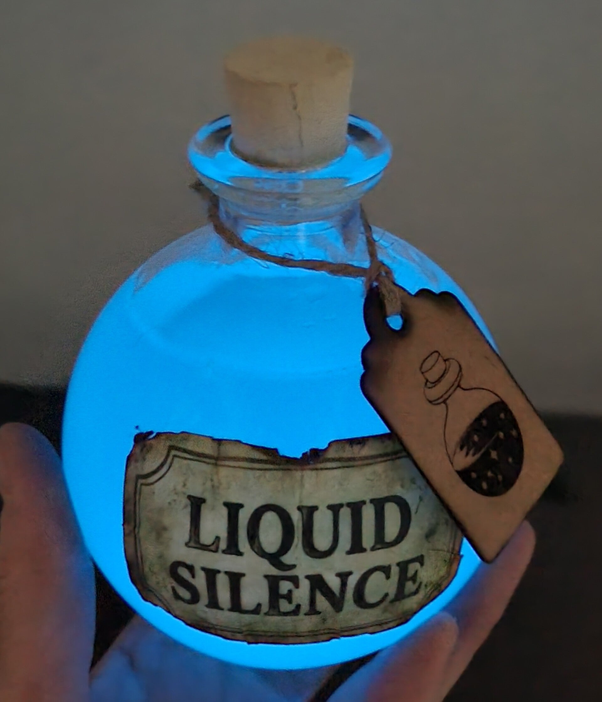 ​Magische Apotheker-Flasche „Liquid Silence“ – Glow in the Dark Zauber Trank Deko
