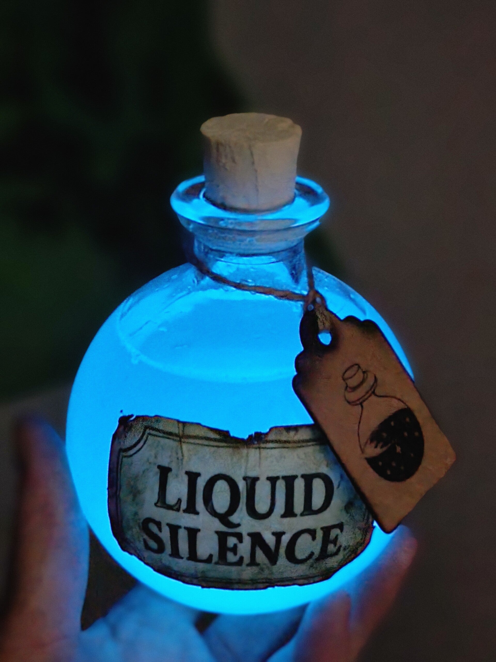 ​Magische Apotheker-Flasche „Liquid Silence“ – Glow in the Dark Zaubertrank Dekoration