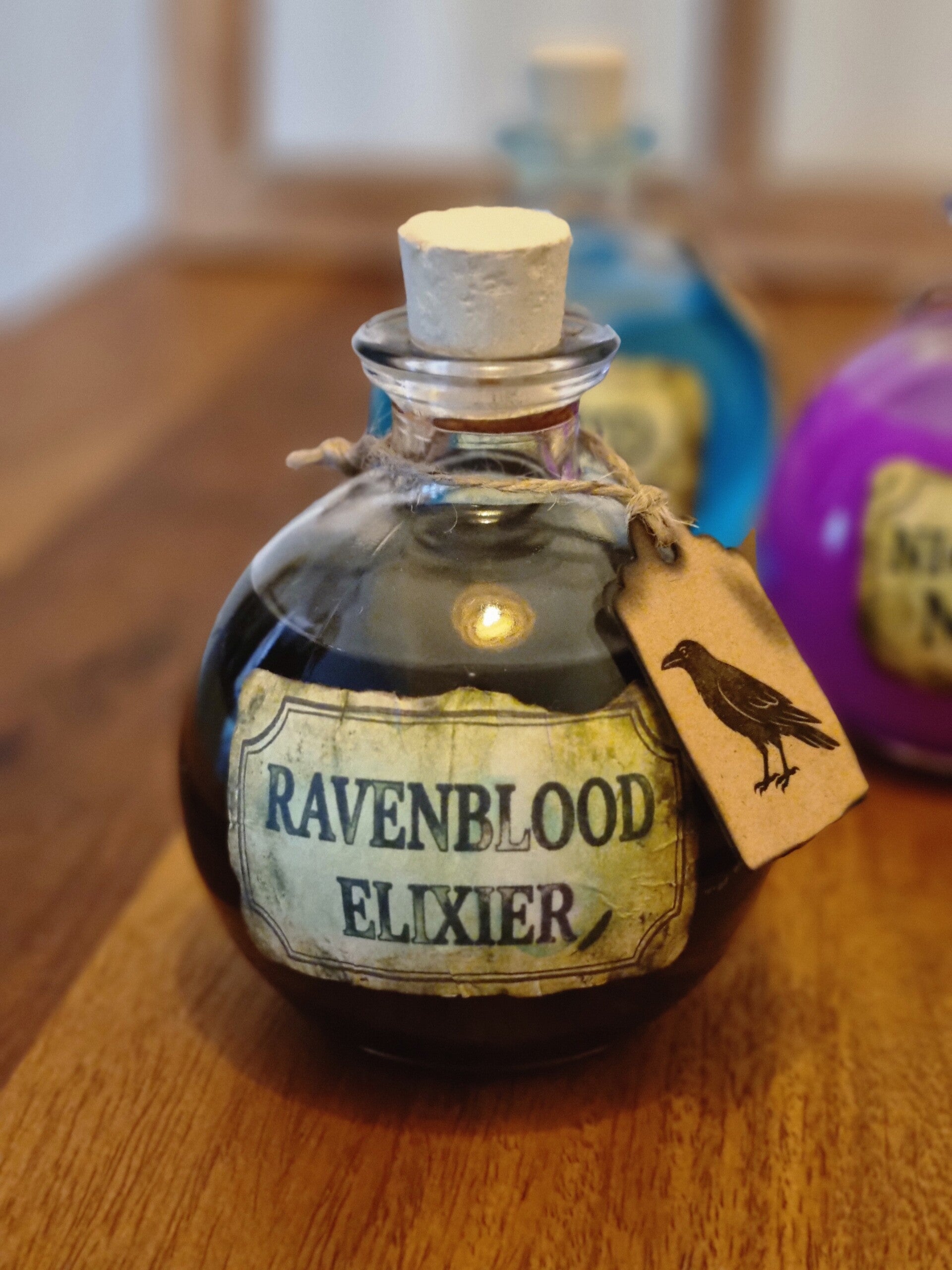 ​Magisches „Ravenblood Elixir“ – Apotheker-Flasche für Fantasy-Deko & Halloween