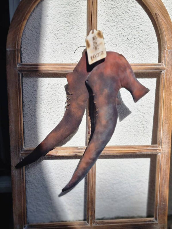 Primitive Hexenschuhe "Est. 1692" – Rustikale Halloween Deko – Handgefertigte Witchy Decor.