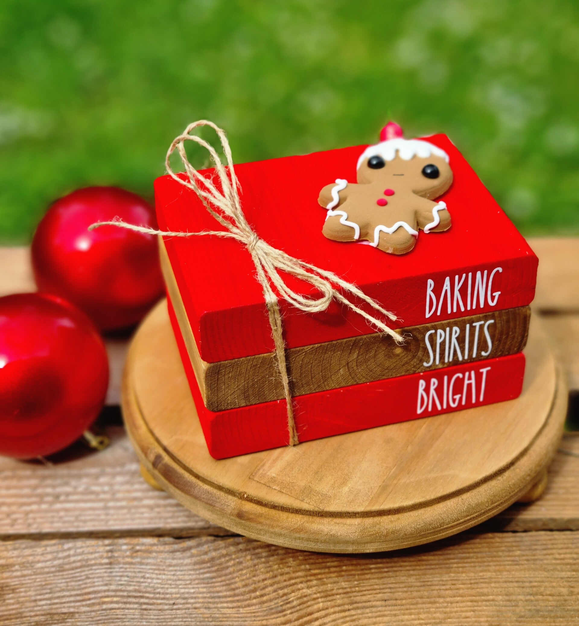 Bücherstapel Lebkuchenmännchen, Weihnachts Bäckerei