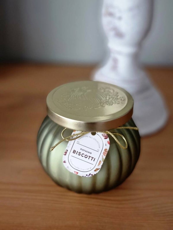 Pistazien Biskuits Kerze in Kürbis Form Glas.