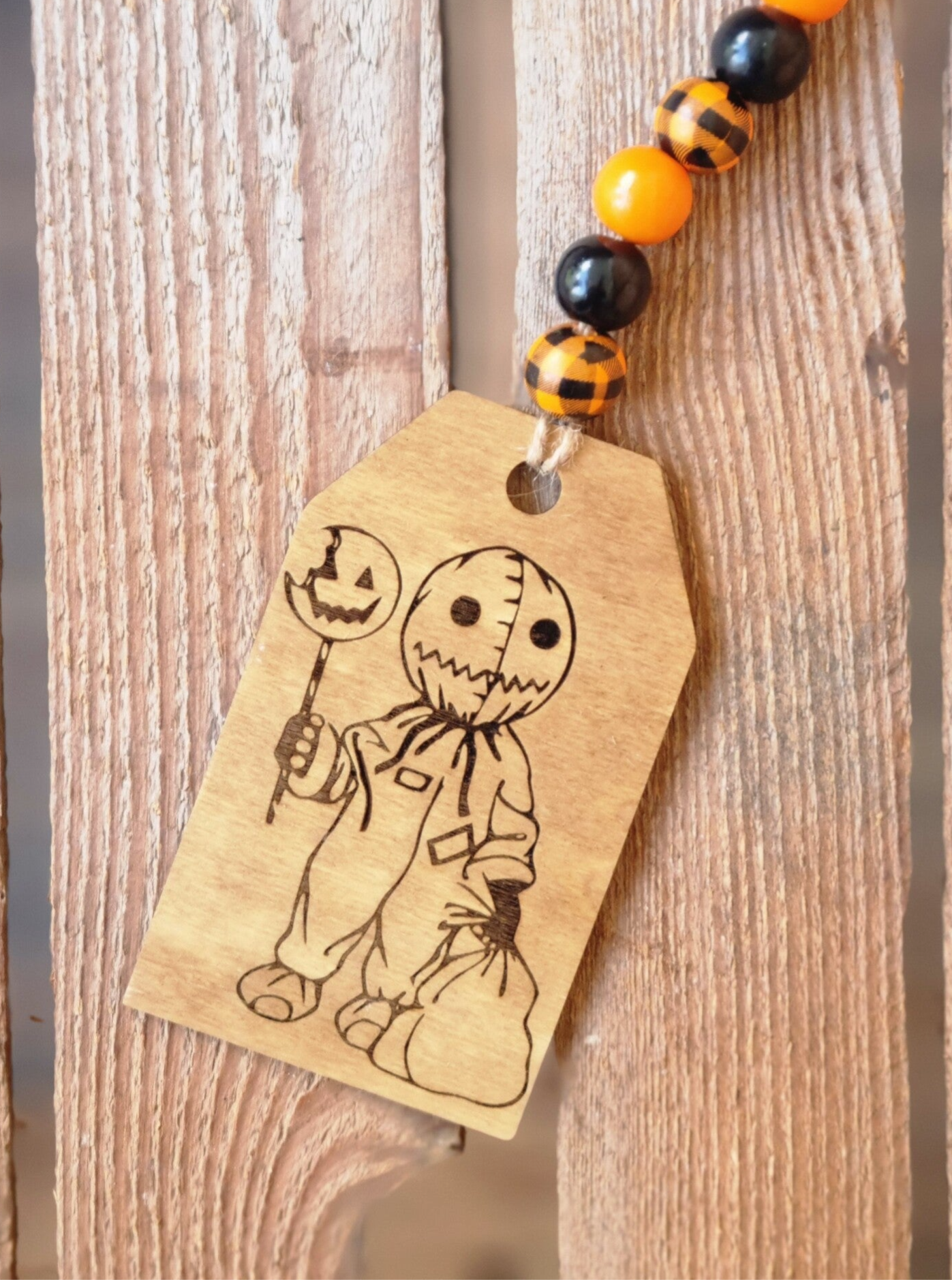 Holzschild mit Holzperlen Laser Gravur Trick or Treat Sam