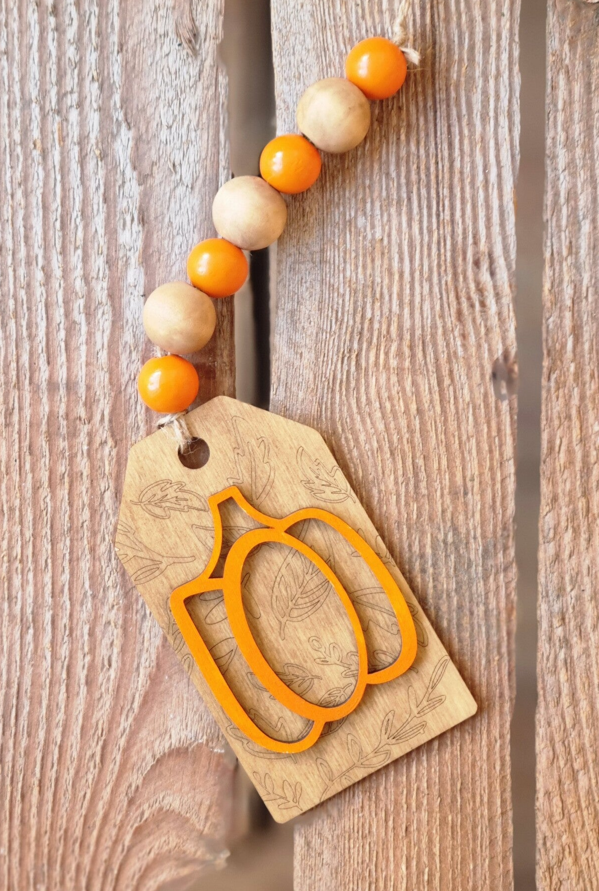 3D Holzschild Anhänger mit Holzperlen.