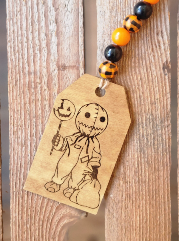 Holzschild mit Holzperlen Laser Gravur Trick or Treat Sam