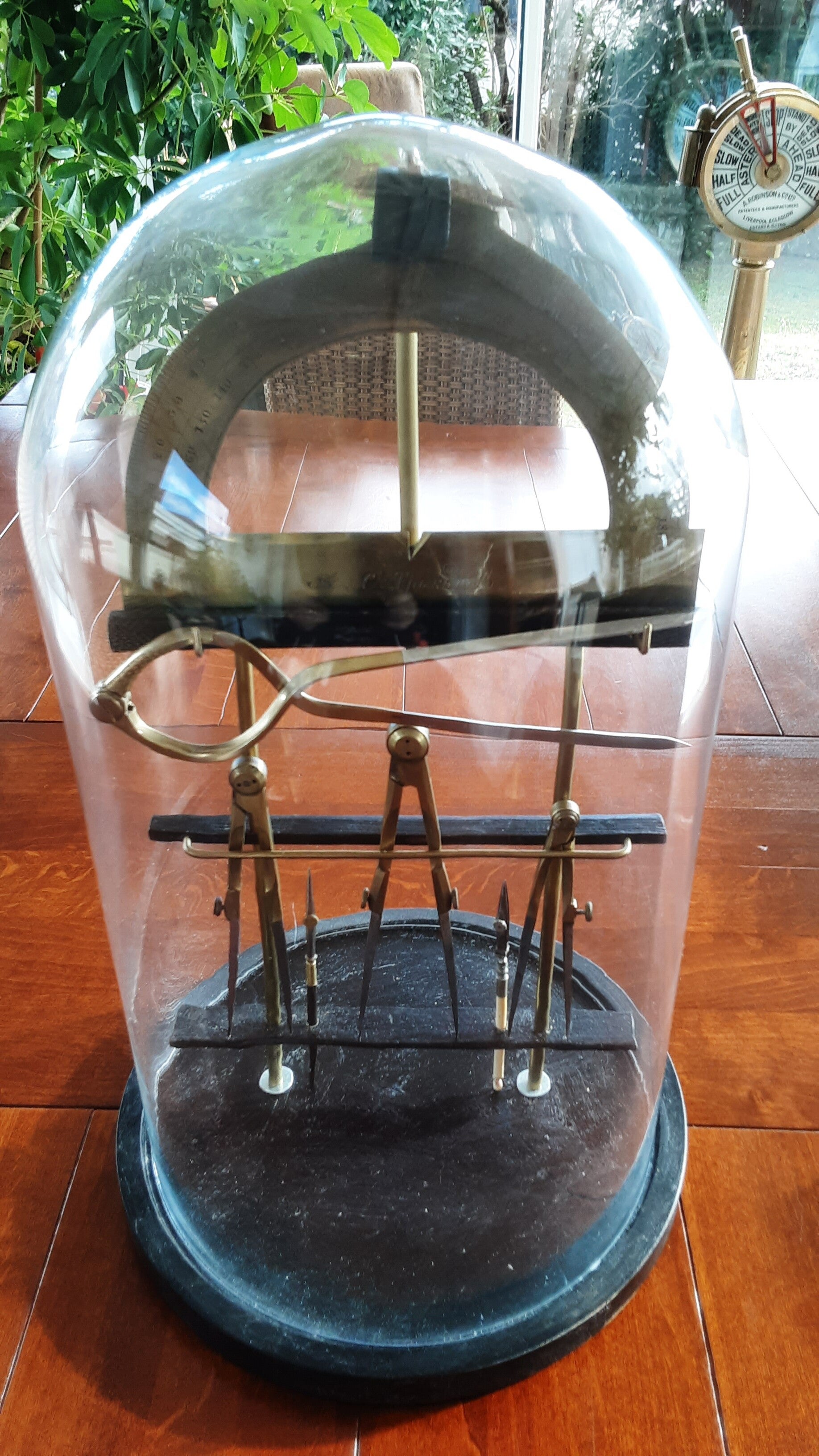 Lot d'instruments de cartographie 19 ème et 20 ème, Sous cloche