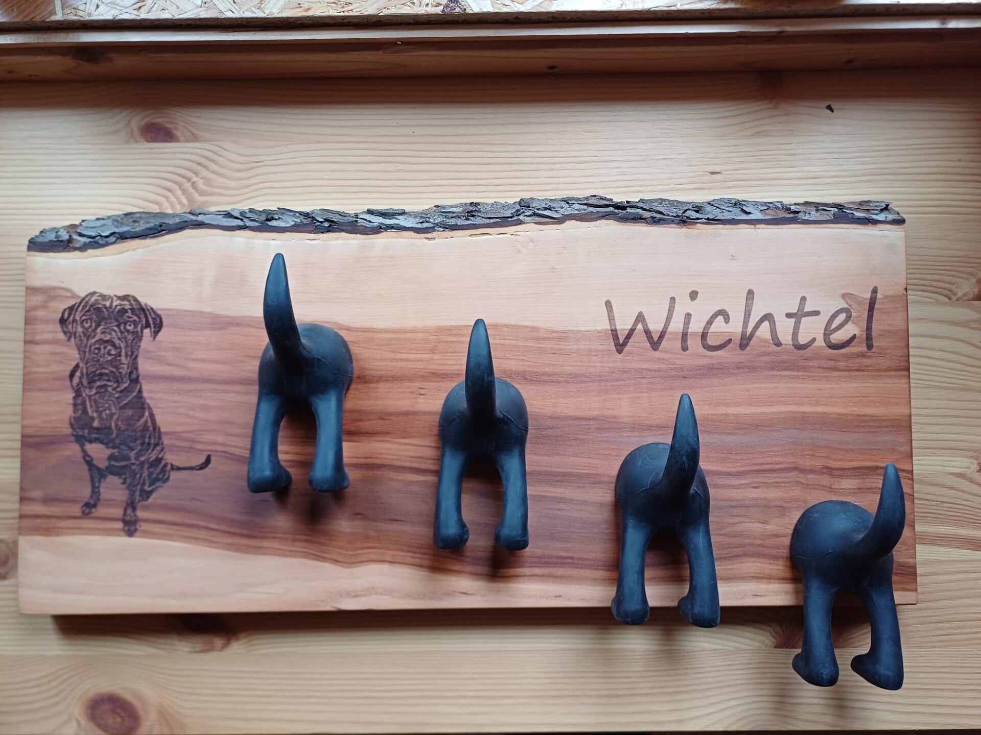 Personalisierte Hundegarderobe aus Birnbaumholz – Leinenhalter mit Namen