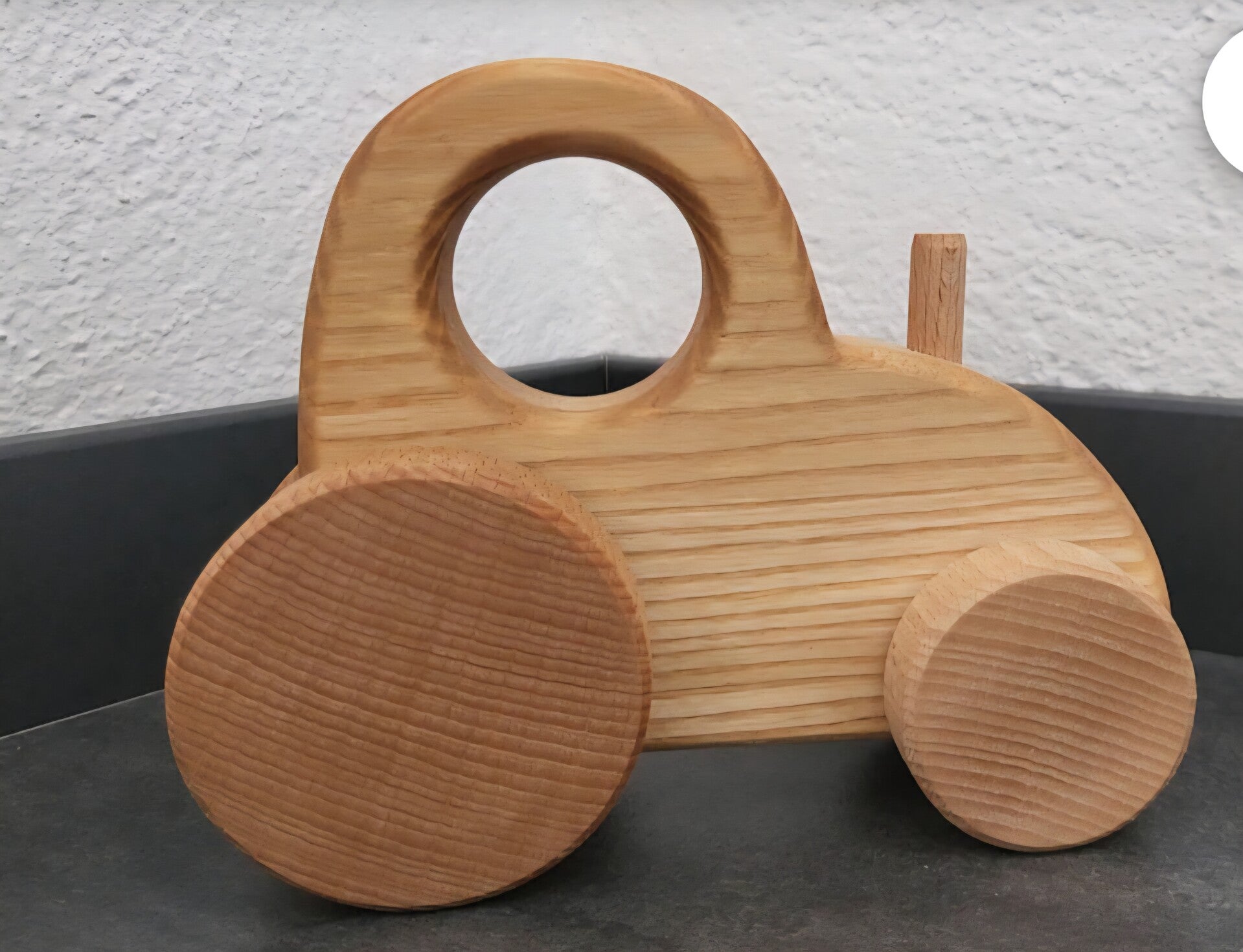 Traktor aus Eschenholz