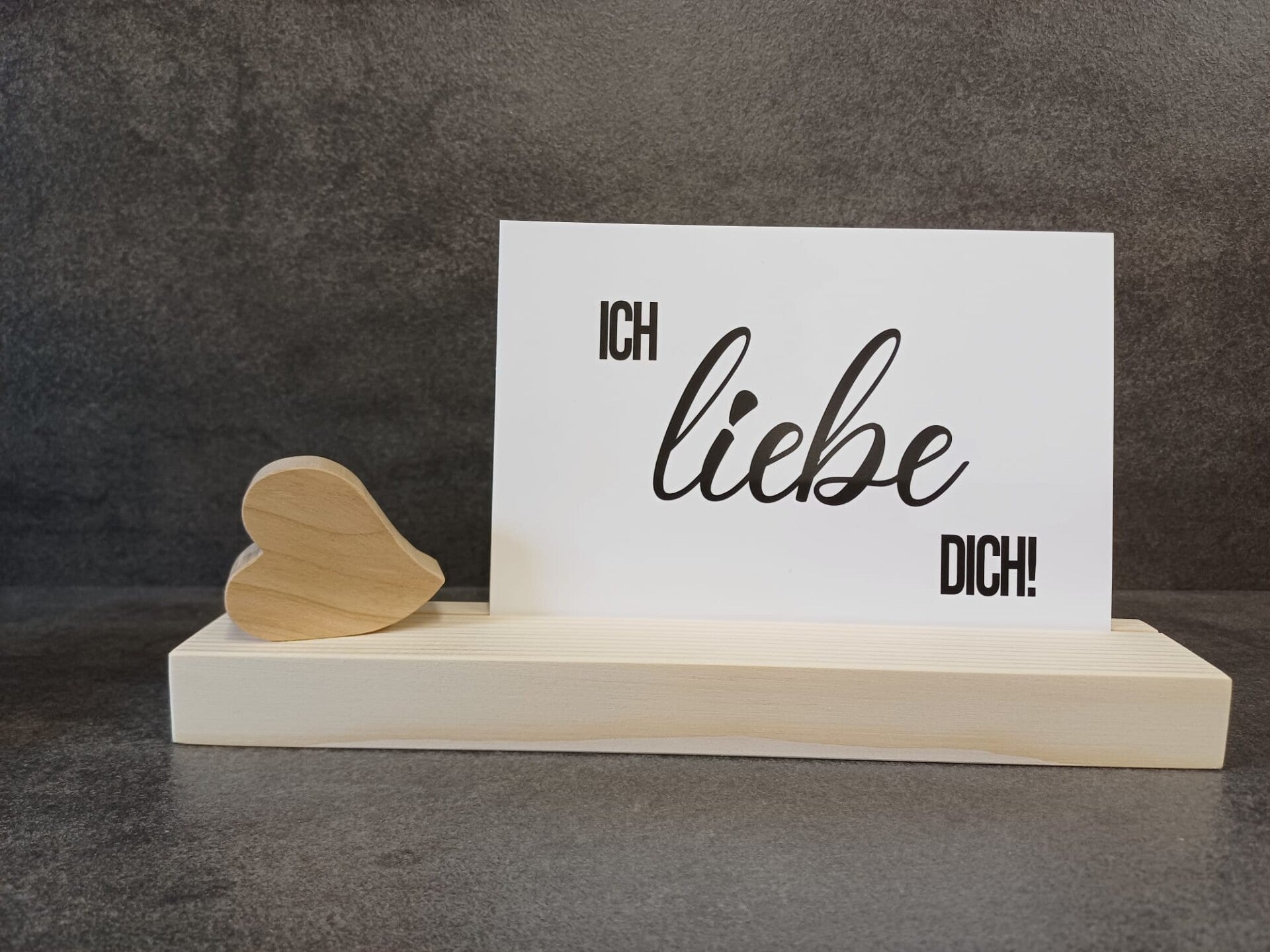 Fotohalter aus Kiefernholz mit Herz aus Zwetschgenholz – handgefertigt