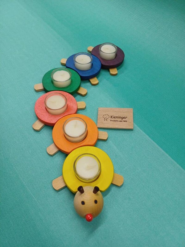 Geburtstagsraupe aus Holz mit Teelichtern – handgefertigte Tischdeko für Kinder