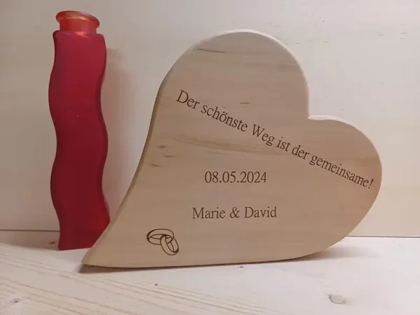 Holzherz aus Birnbaum personalisiert – edles Geschenk mit Gravur