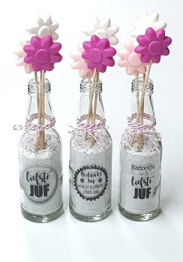 Einde schooljaar attentie  voor de juf. Bedankt juf voor dit bijzondere schooljaar.