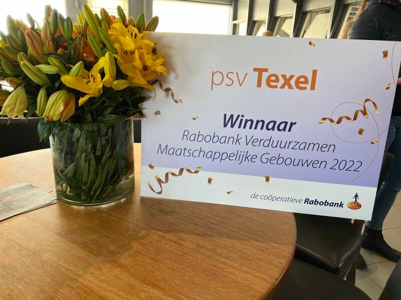 Afgelopen jaar wonnen wij  een prijs  van de Rabobank, verduurzamen maatschappelijke gebouwen 2022. deze gaan wij besteden aan zonnepanelen, welke  op het dalk van Manege Akenburg geplaats worden.