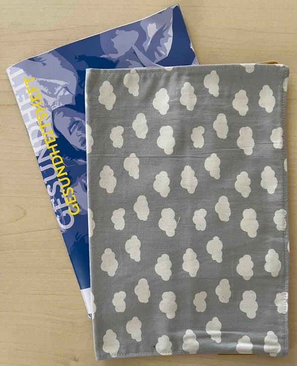 Gesundheitshefthülle Grau mit weissen Wolken