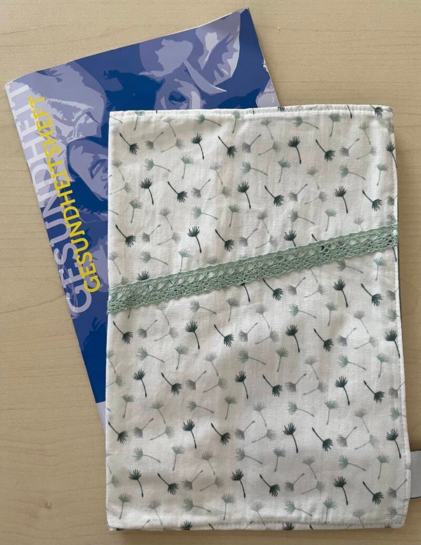 Gesundheitshefthülle Weiss mit grünen Pusteblumen