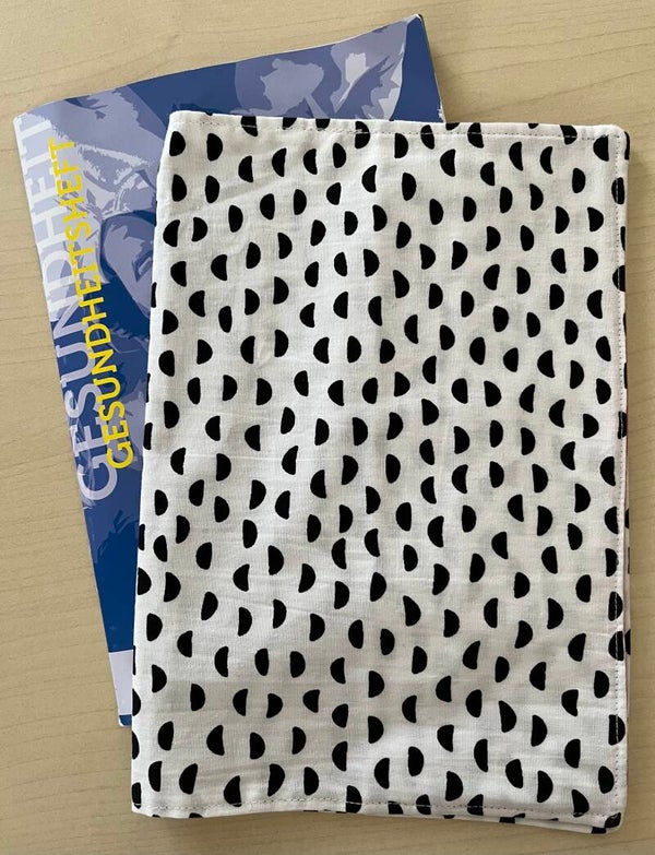 Gesundheitshefthülle mit schwarzen Halbmonde