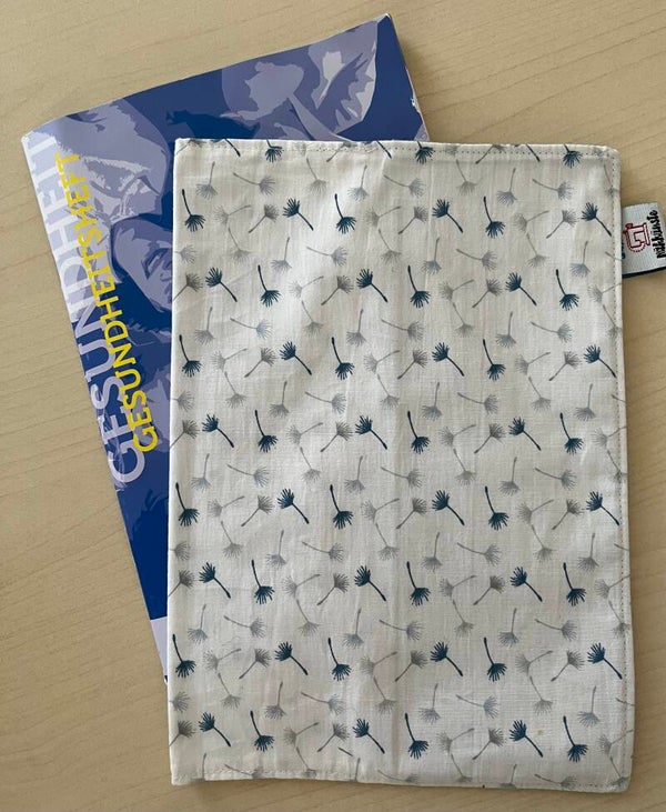 Gesundheitshefthülle mit Grau/Blauen Pusteblumen