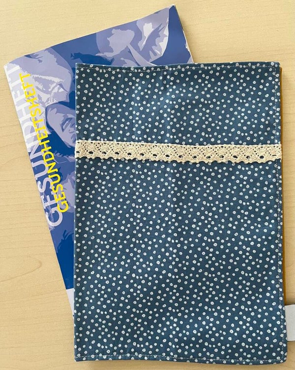 Gesundheitshefthülle Blau mit weissen kleinen Punkten