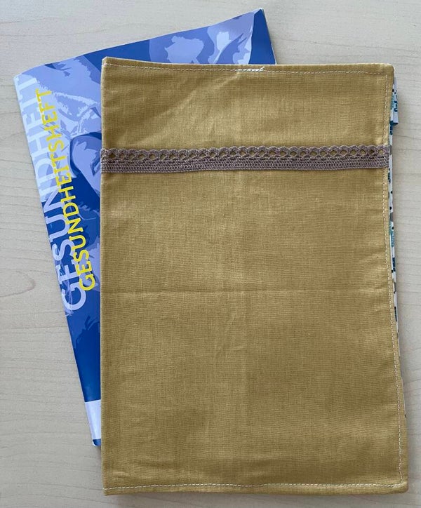Gesundheitshefthülle Gold  mit blauem Muster