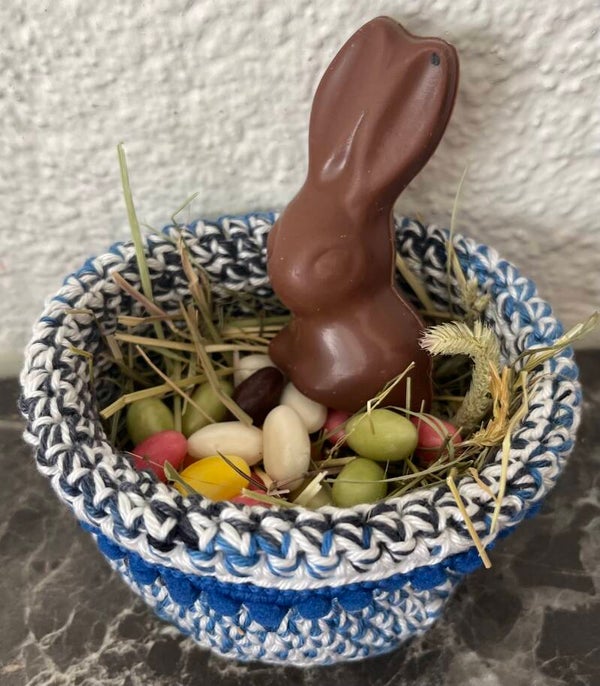 Gehäckeltes Osternest Blau