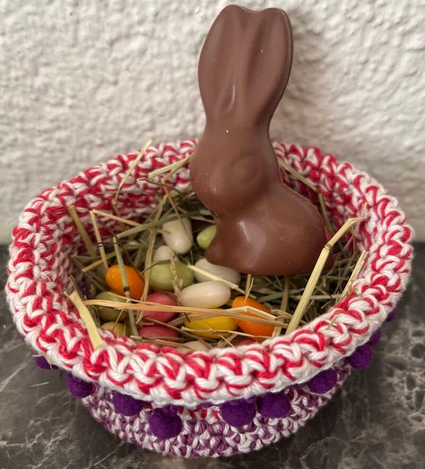 Gehäckeltes Osternest Violett
