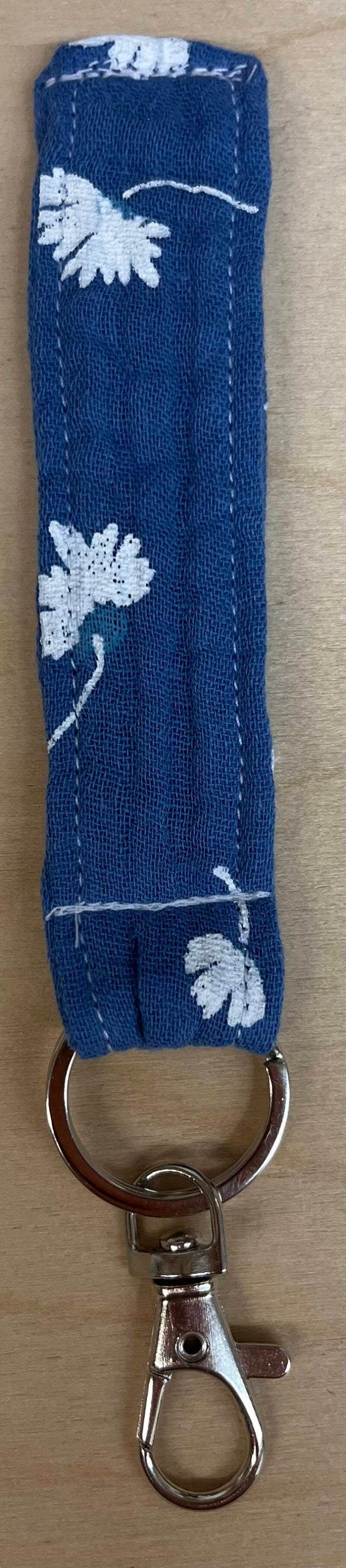 Anhänger Musselin Jeans mit Blumen 15,5cm