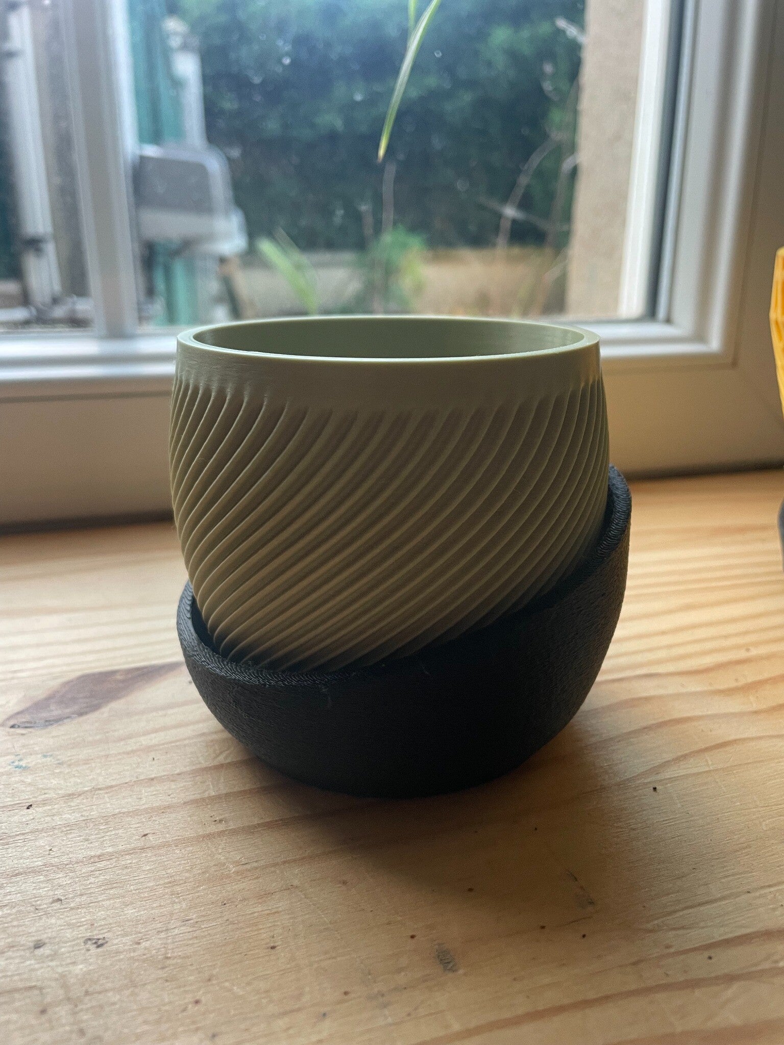 Pot de fleurs incliné avec support imprimé en 3D