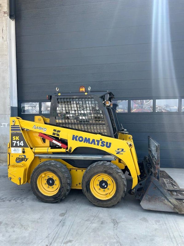 KOMATSU SK714-2 – Anno 2005 – 1.100 Ore – Benna + Forche