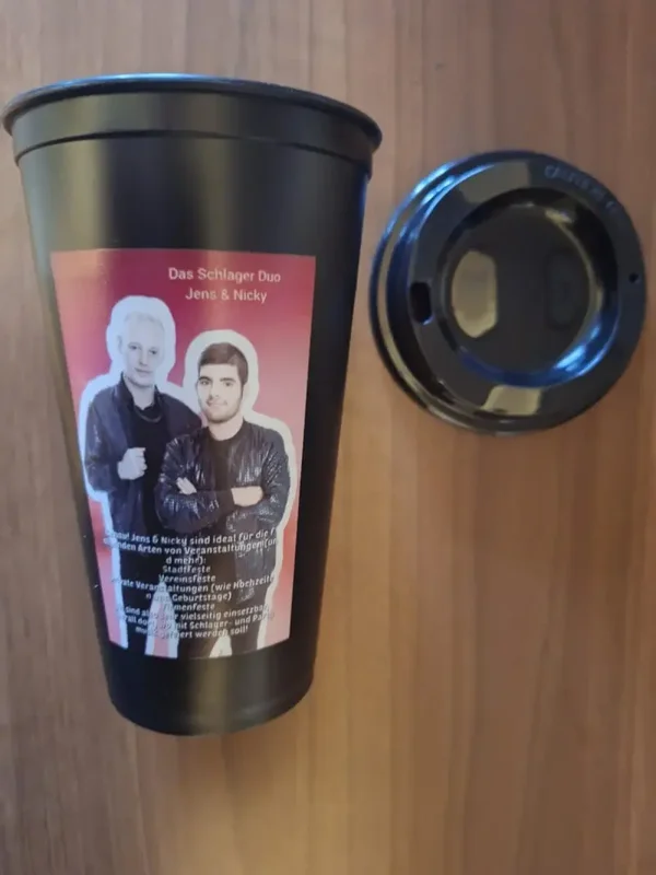 Kaffeebecher mit Deckel