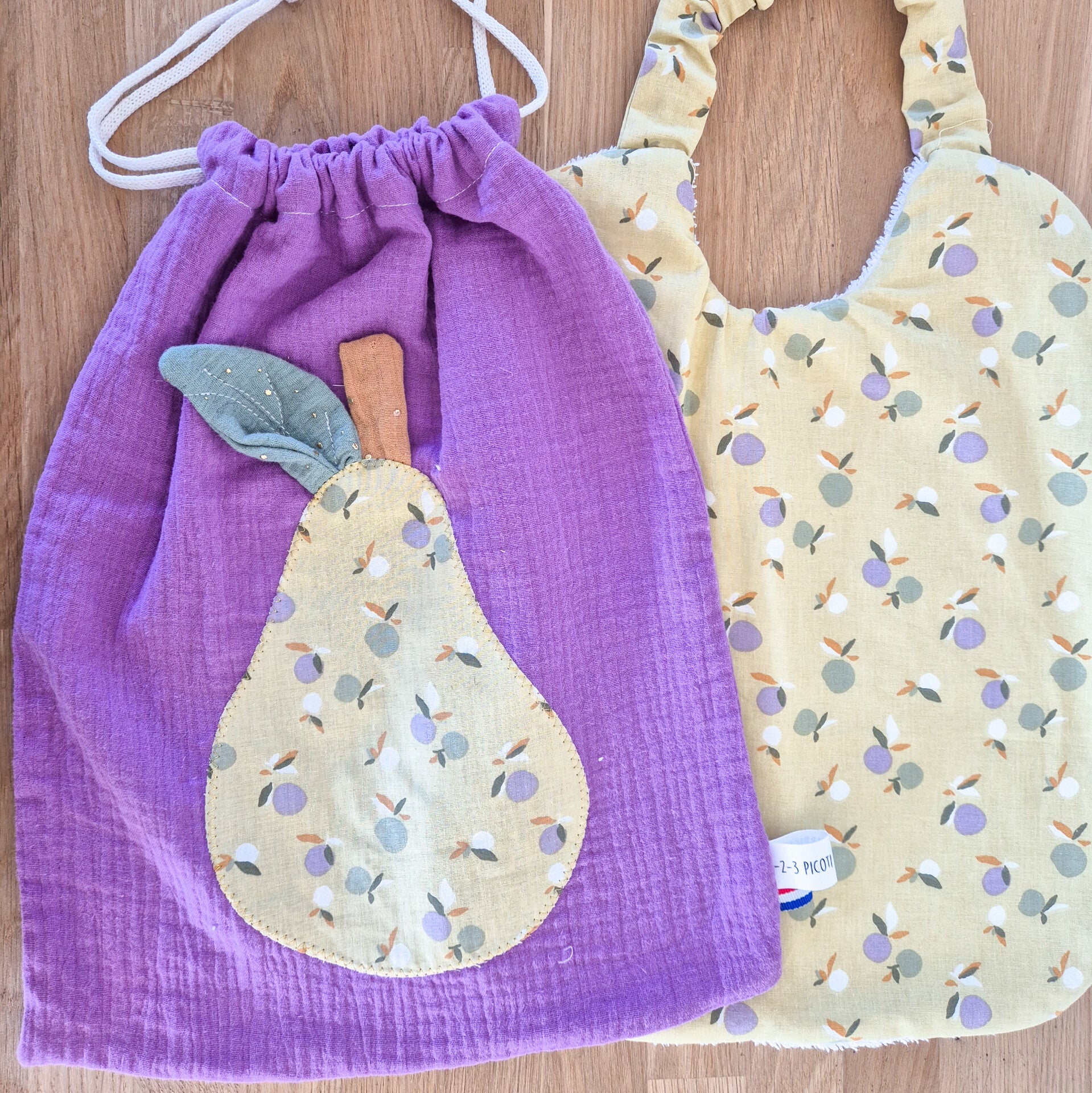 Grand bavoir poire et son pochon de rangement