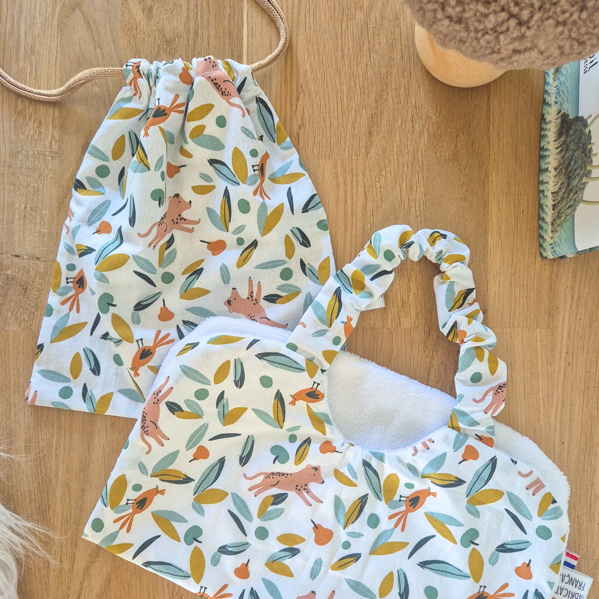 Grand bavoir enfant   et son pochon de rangement