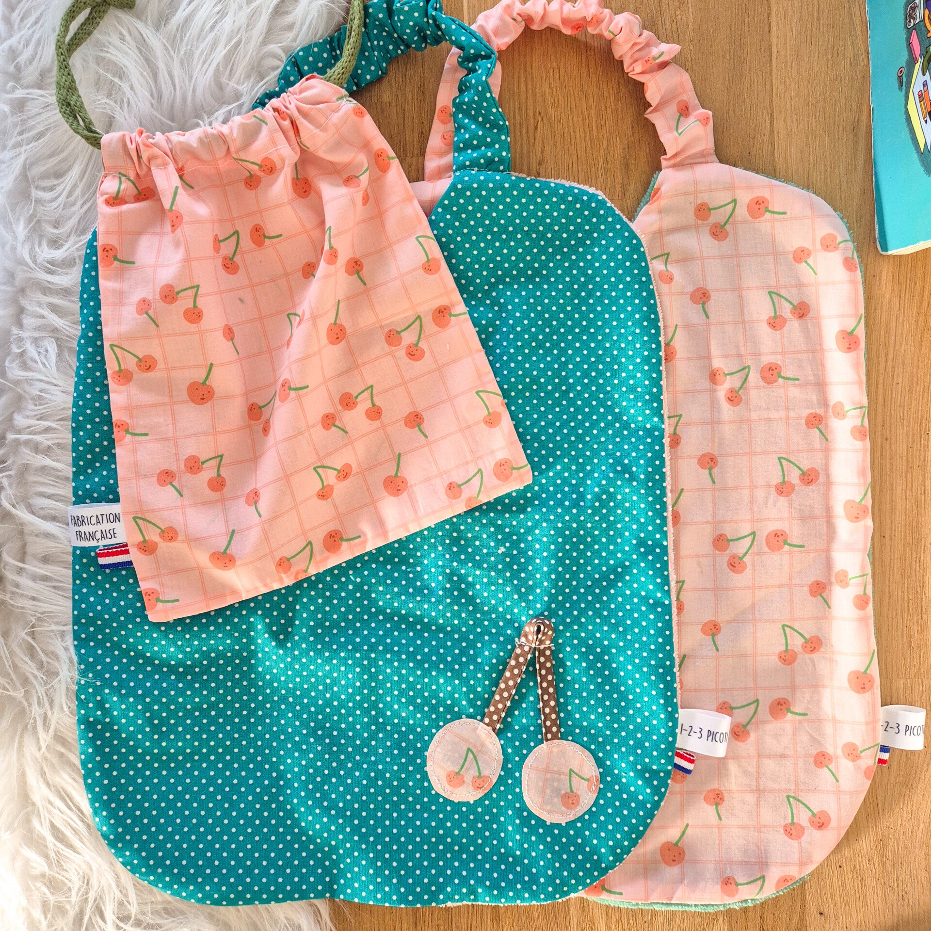 Grand bavoir enfant   et son pochon de rangement